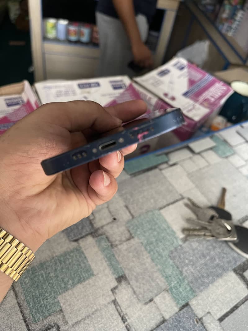 Apple iPhone 12 4