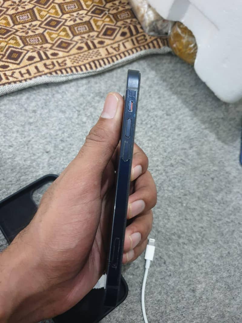 Apple iPhone 12 4