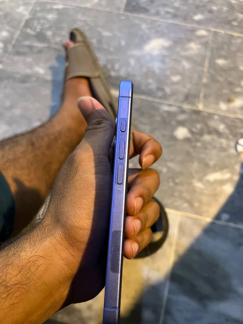 Apple iPhone 16 2