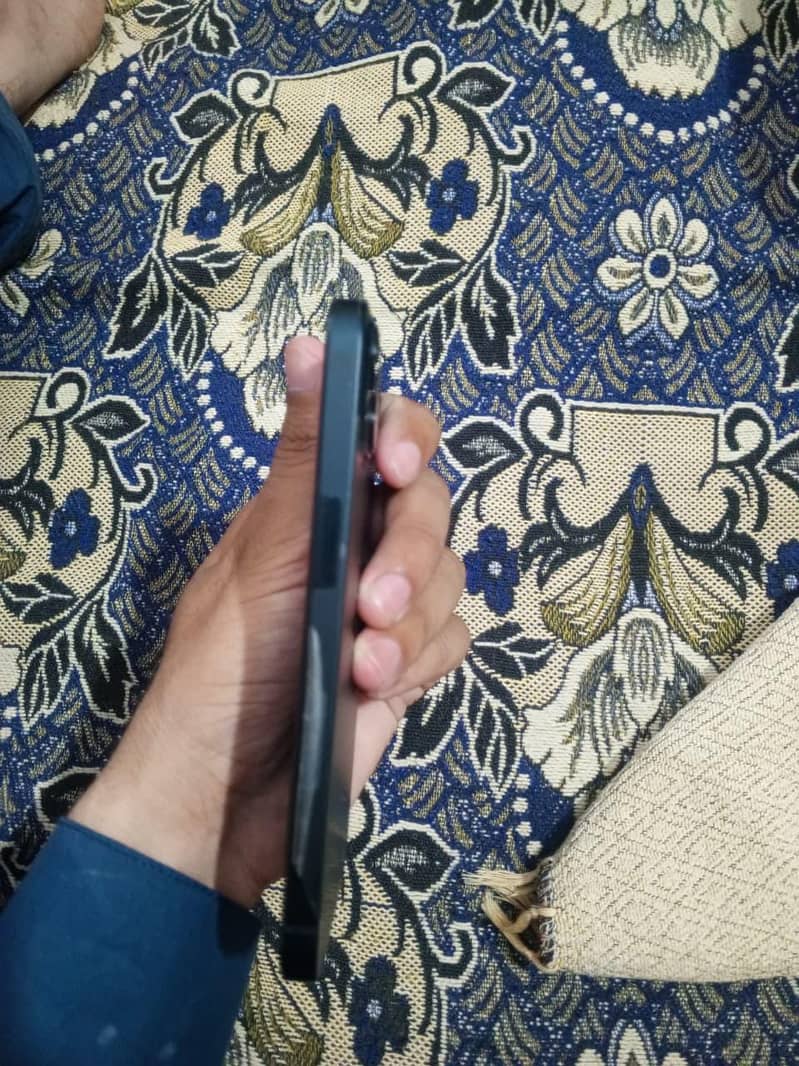 Apple iPhone 13 2