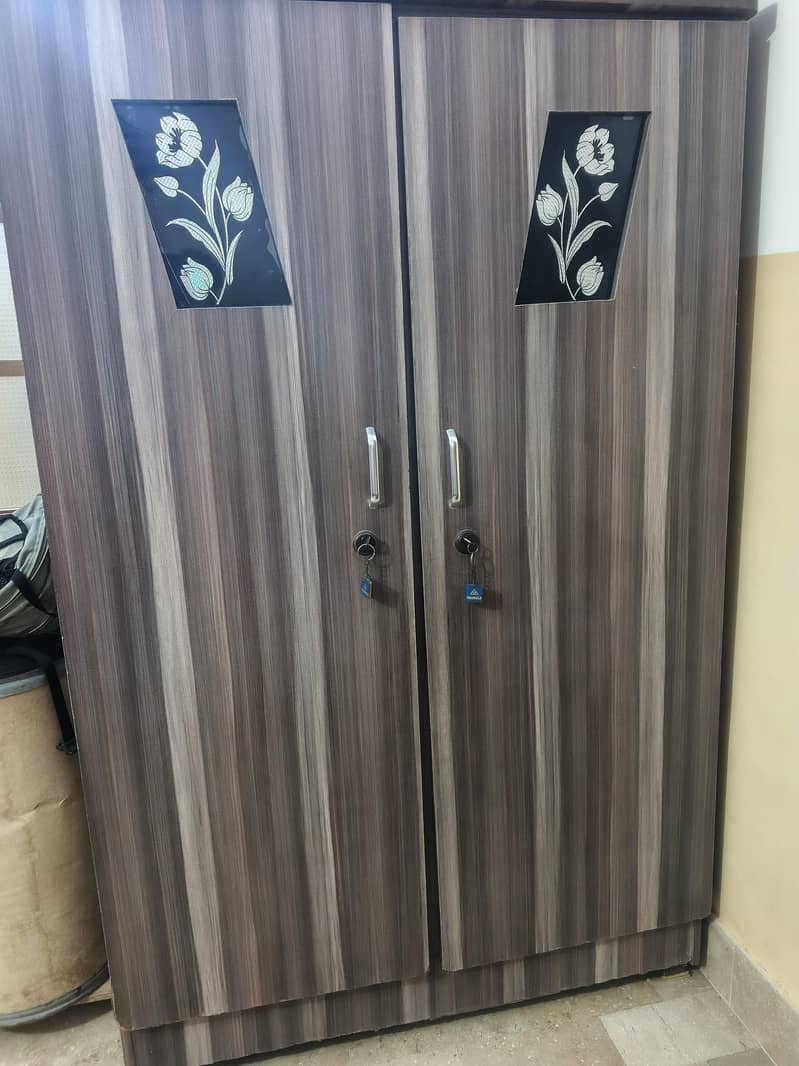 فروخت کے لیے خوبصورت لکڑی کی الماری دستیاب ہے۔ 0