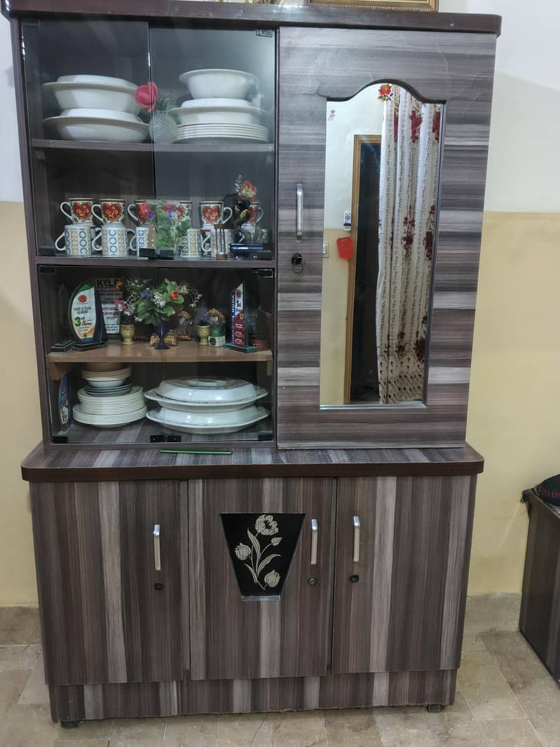 فروخت کے لیے خوبصورت لکڑی کی الماری دستیاب ہے۔ 1