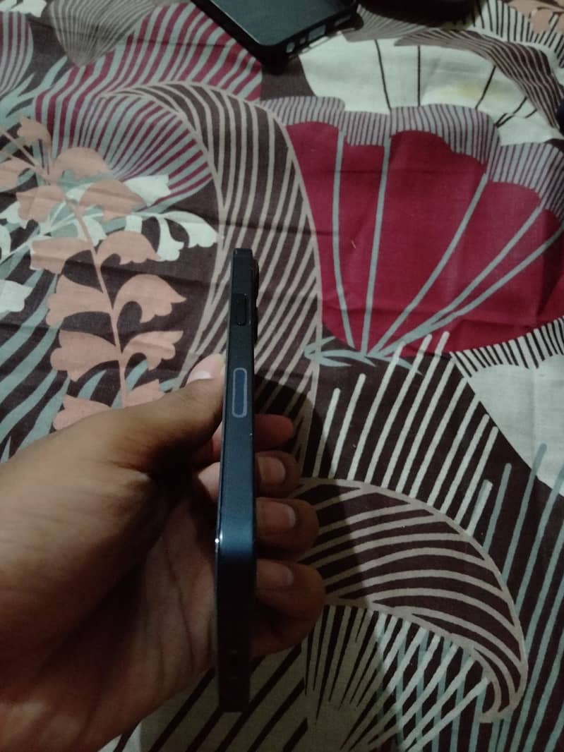 Apple iPhone 13 2