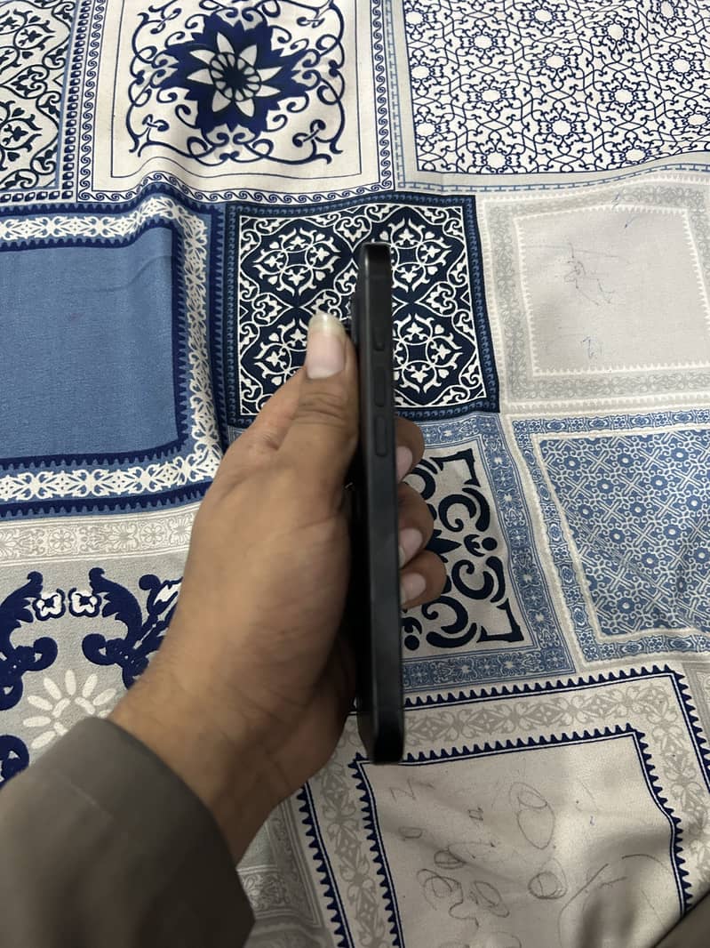 Apple iPhone 16 Pro 2