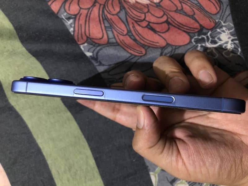 Apple iPhone 16 2