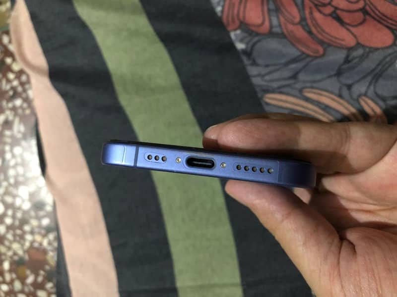 Apple iPhone 16 3