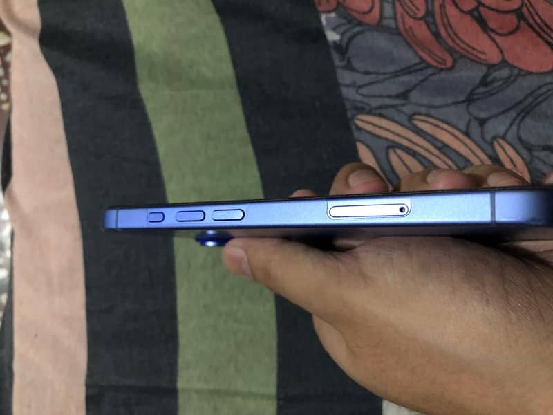 Apple iPhone 16 4