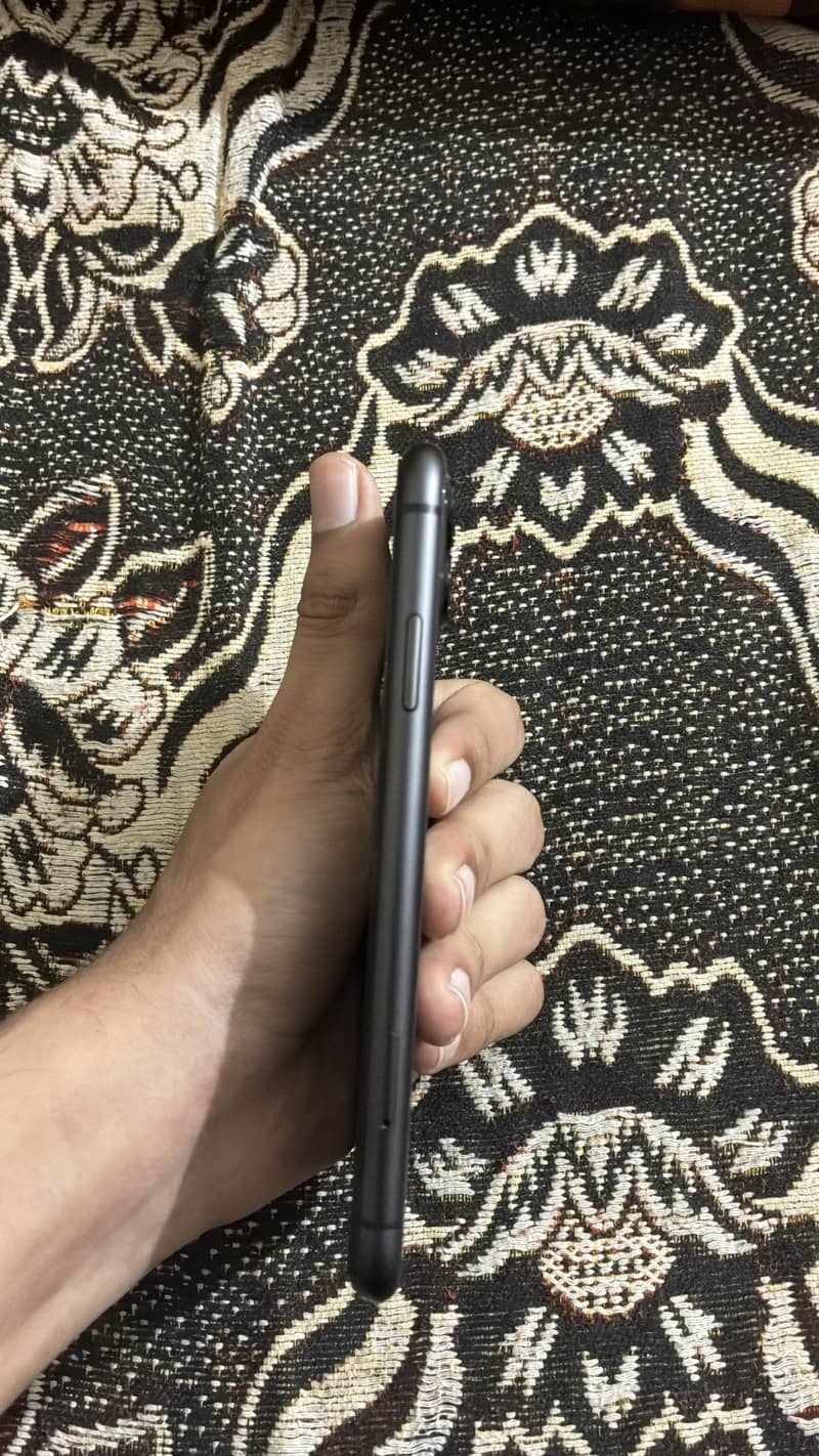 Apple iPhone 11 4