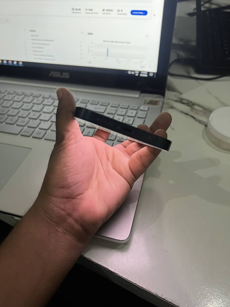 Apple iPhone 13 8