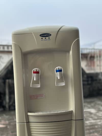 Water dispenser hot & cold