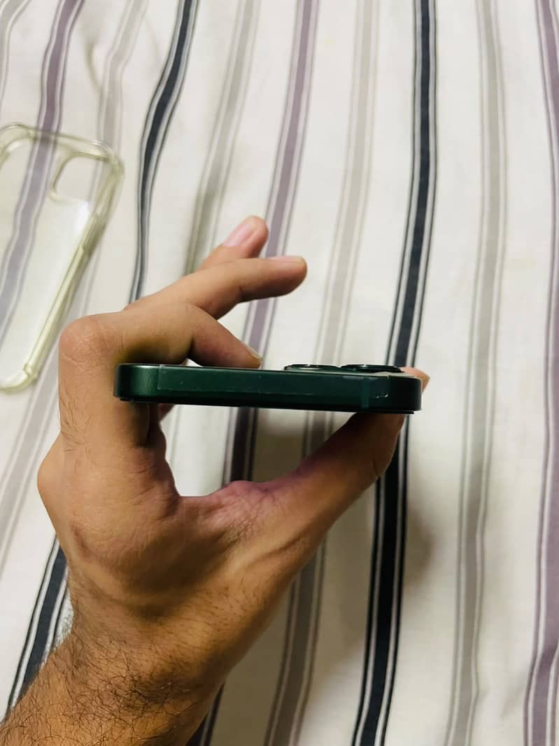Apple iPhone 13 4