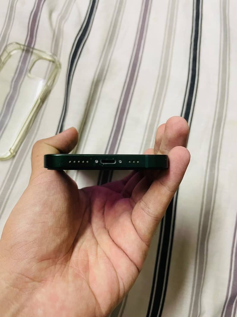 Apple iPhone 13 7