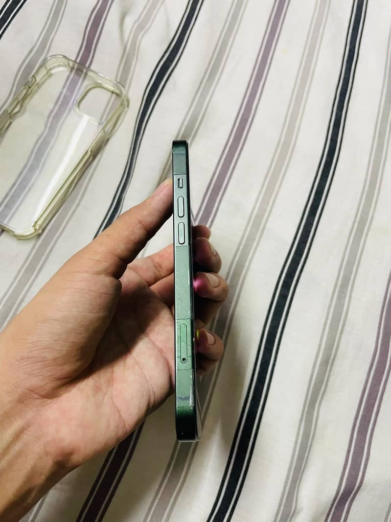 Apple iPhone 13 8