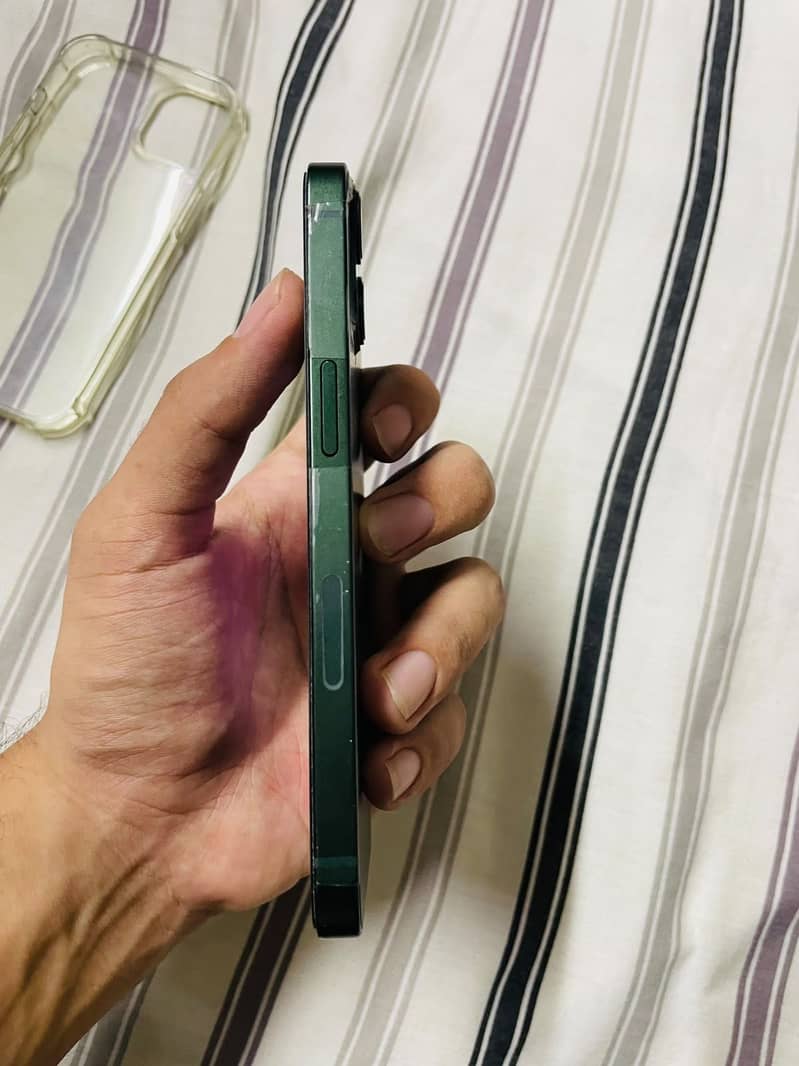 Apple iPhone 13 9