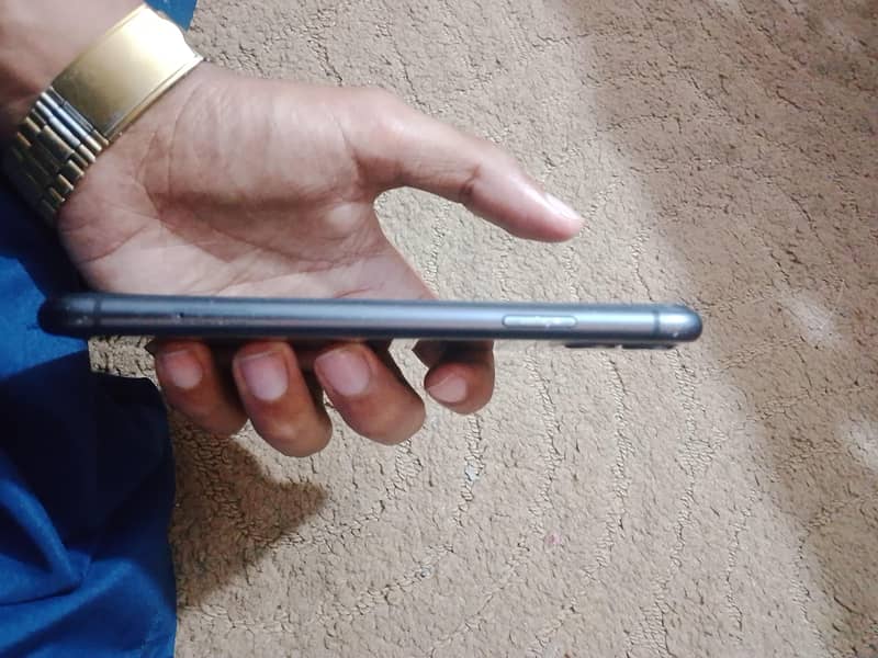 Apple iPhone 11 4