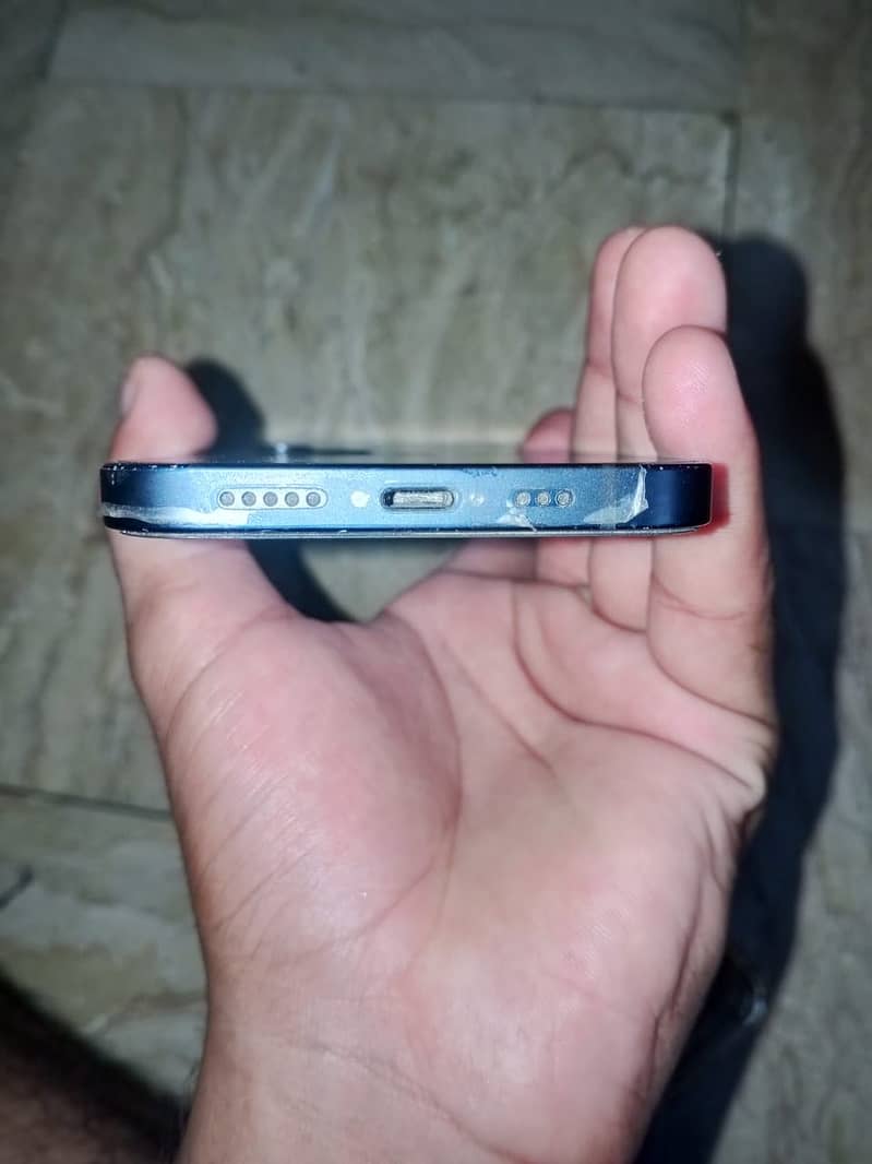 Apple iPhone 12 4