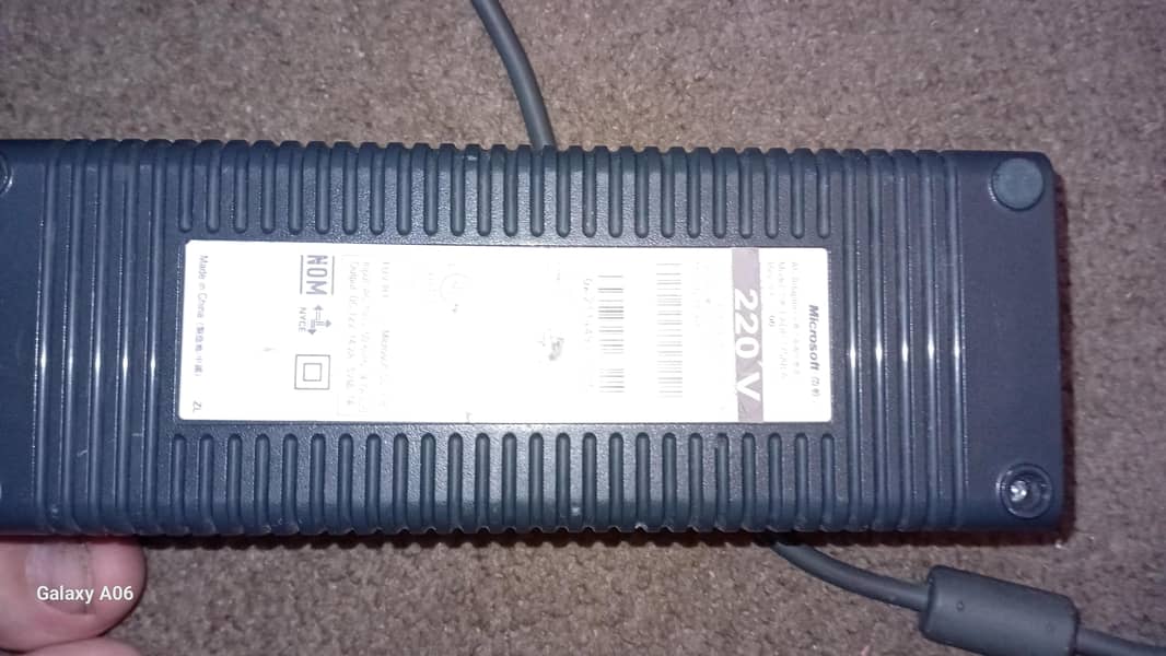 xbox 360 with 2 wireless controllers 5