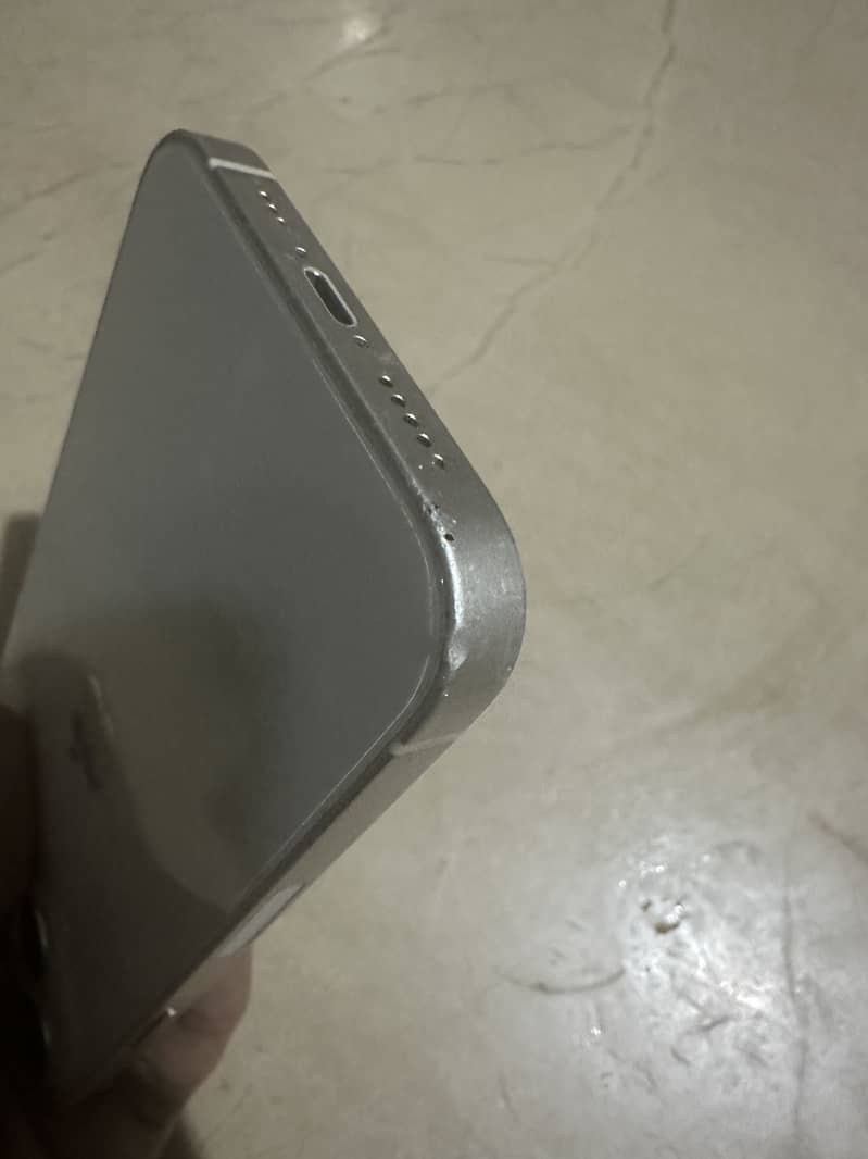 Apple iPhone 13 8