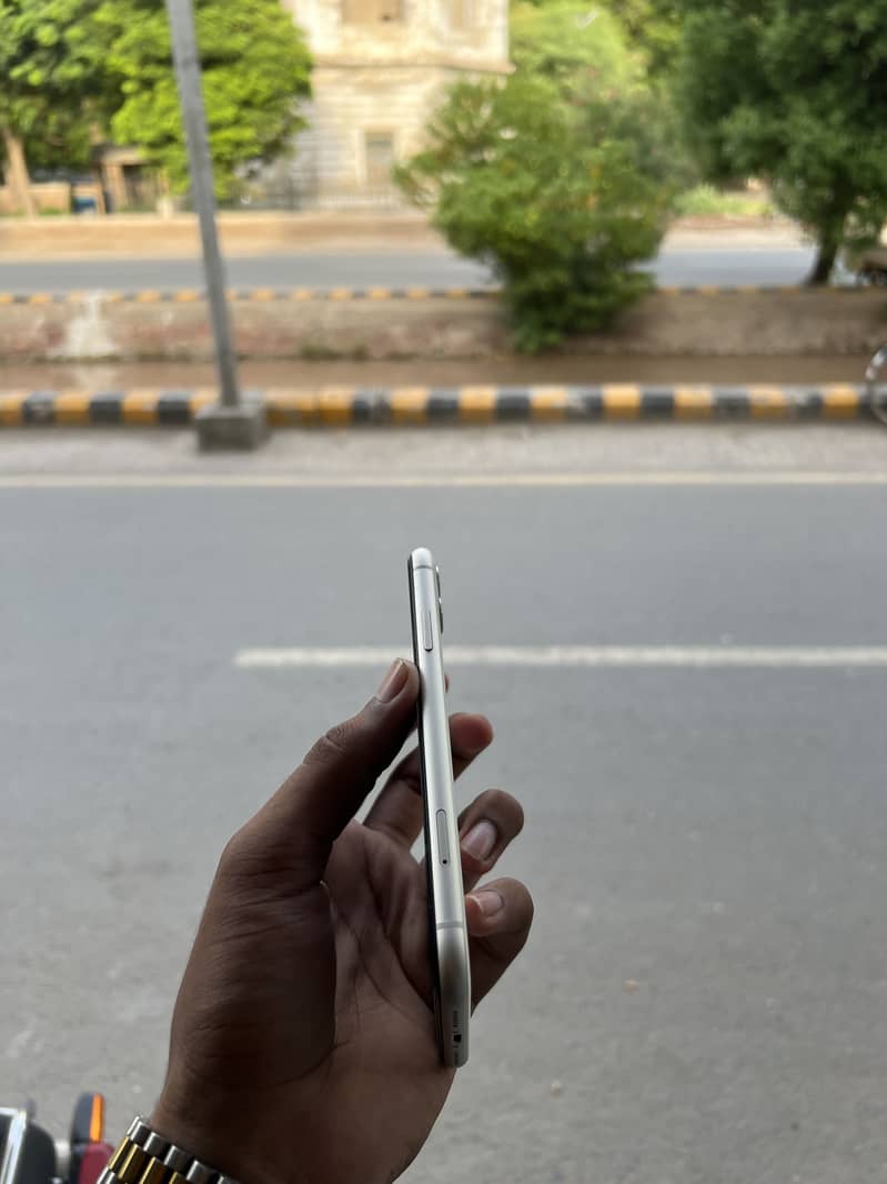 Apple iPhone 11 3