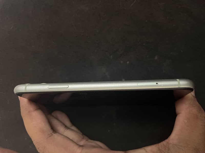 Apple iPhone 11 4
