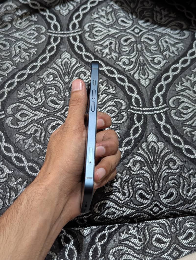 Apple iPhone 13 2