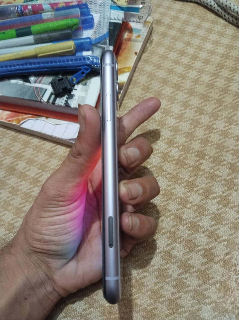 Apple iPhone 11 4
