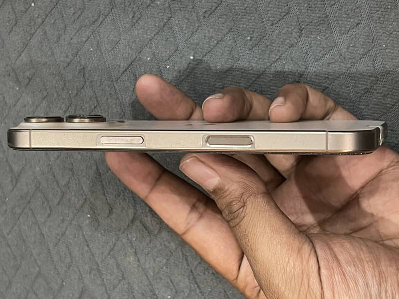 Apple iPhone 16 Pro 1