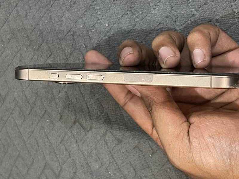 Apple iPhone 16 Pro 2