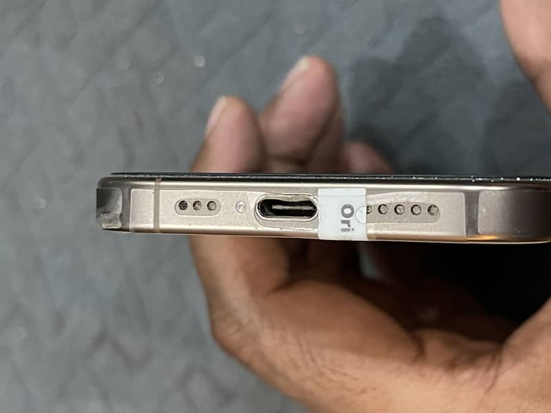 Apple iPhone 16 Pro 3