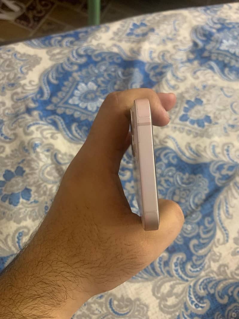 Apple iPhone 13 4