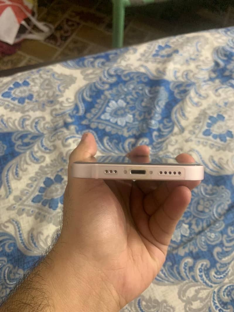 Apple iPhone 13 5