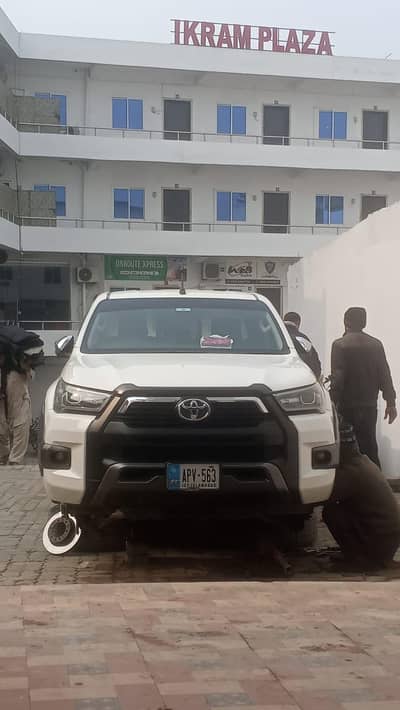 hilux revo v