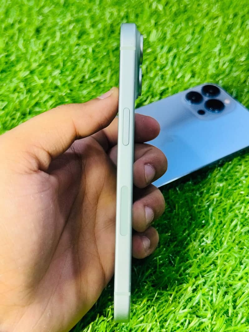 Apple iPhone 15 4