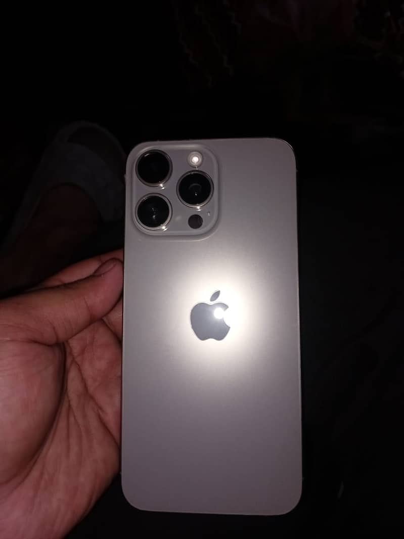 Apple iPhone 15 Pro Max 3