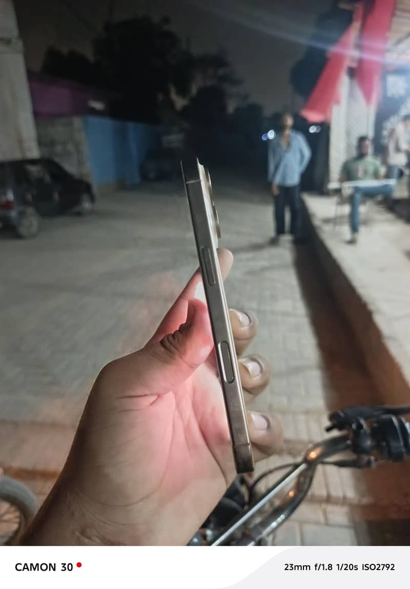 Apple iPhone 16 Pro 3