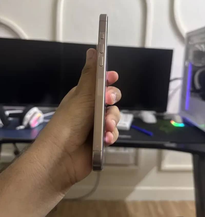 Apple iPhone 16 Pro Max 1