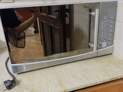 Electrolux Microwave Oven – Used – Excellent Condition