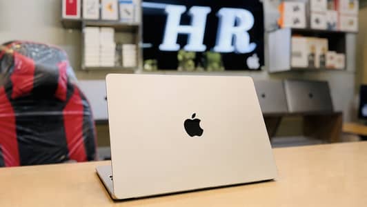 MacBook Air (M2, 2022) star light  Mint Condition Up to 18hrs Backup