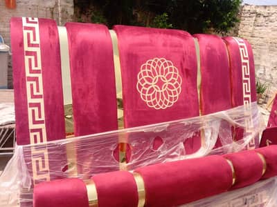 beds red and brown colour