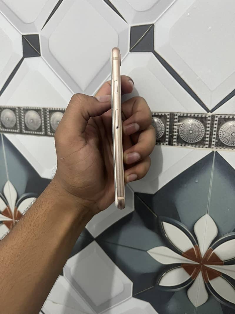 Apple iPhone 8 3