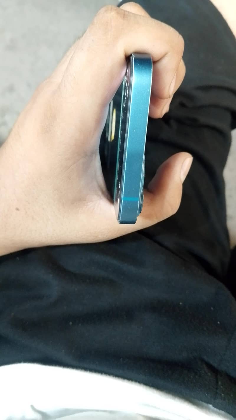 Apple iPhone 13 2