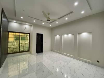 10 Marla Beautiful House For Rent