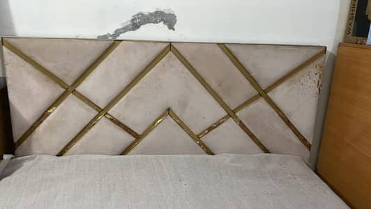 seprately offers queen size bed  without metress dressing d