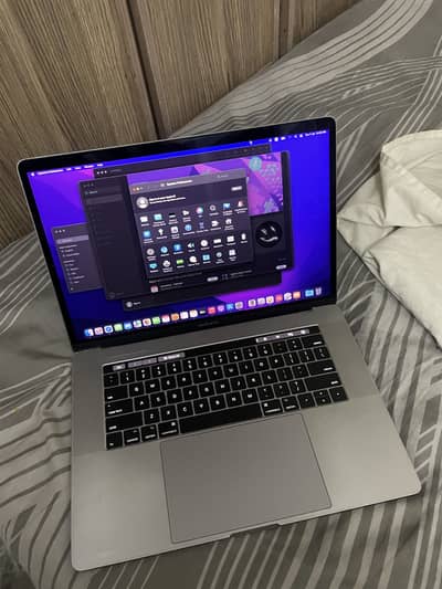 Apple macbook pro core i7 2017 model