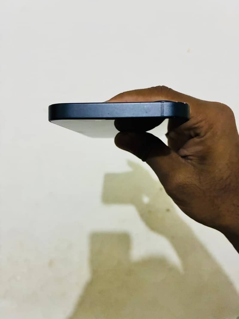 Apple iPhone 16e 1