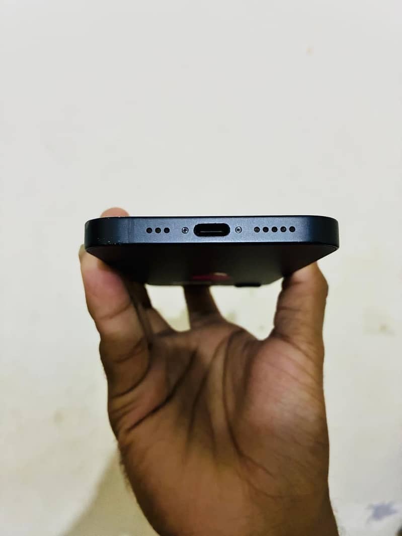 Apple iPhone 16e 3