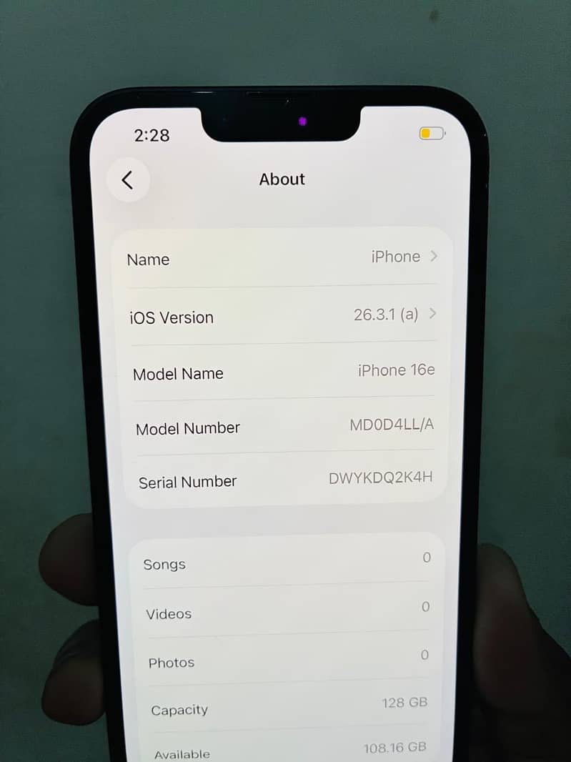 Apple iPhone 16e 4
