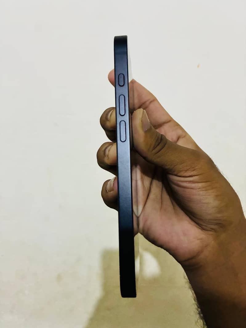 Apple iPhone 16e 5