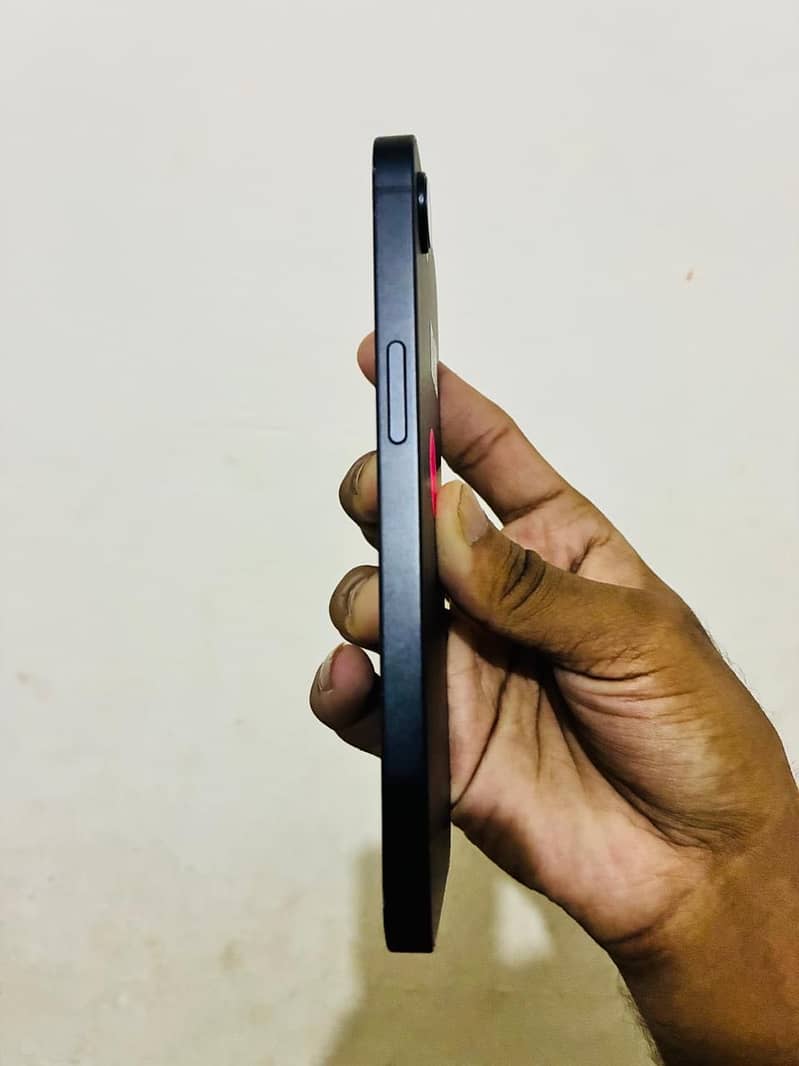 Apple iPhone 16e 6