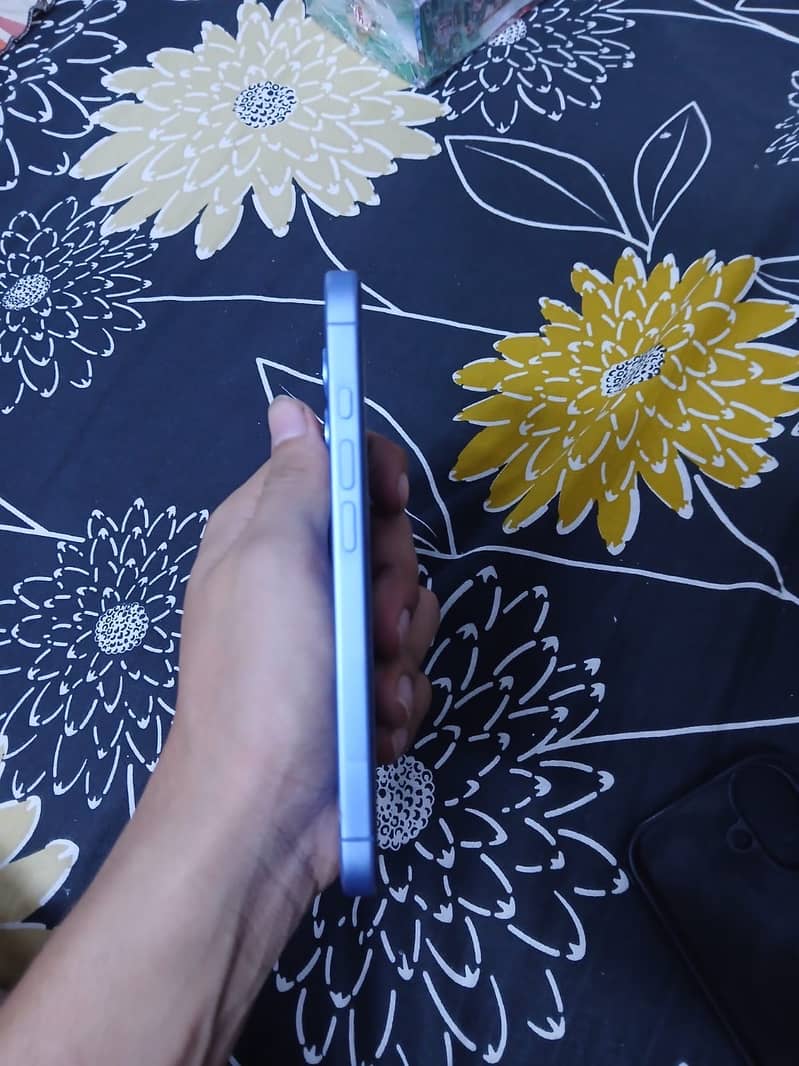 Apple iPhone 16 5